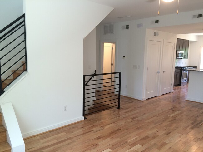 Building Photo - 1104 Perry St