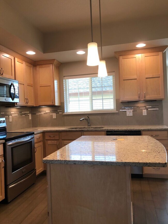 Building Photo - Spacious Condo with Fireplace in Southeast...