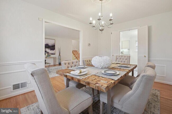 Foto del edificio - 8805 Honeybee Ln
