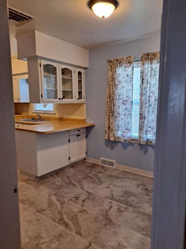 Foto del edificio - ALL PROSPECTIVE TENANTS MUST SUBMIT A $58 NON-REFUNDABLE APPLICATION FEE PER APPLICANT ONLINE AND...
