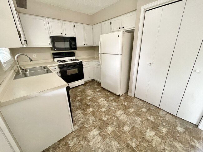 Foto del edificio - 105 Colony Dr