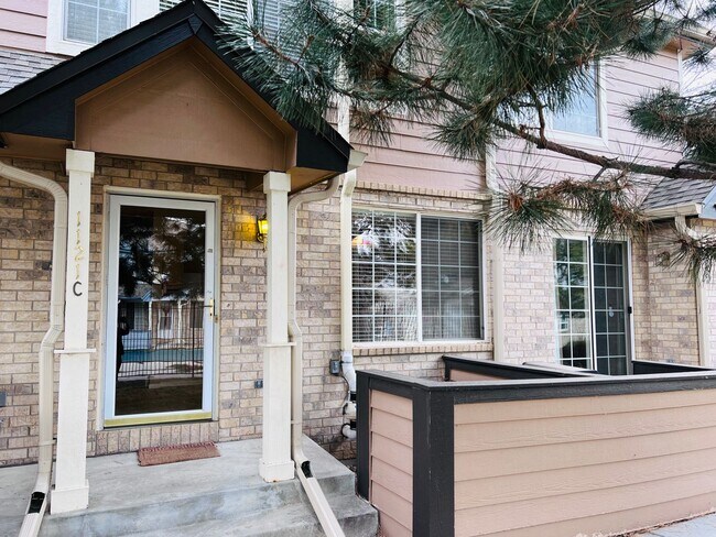Building Photo - Wonderful 2 BR/2.5BA Townhome Located Minu...