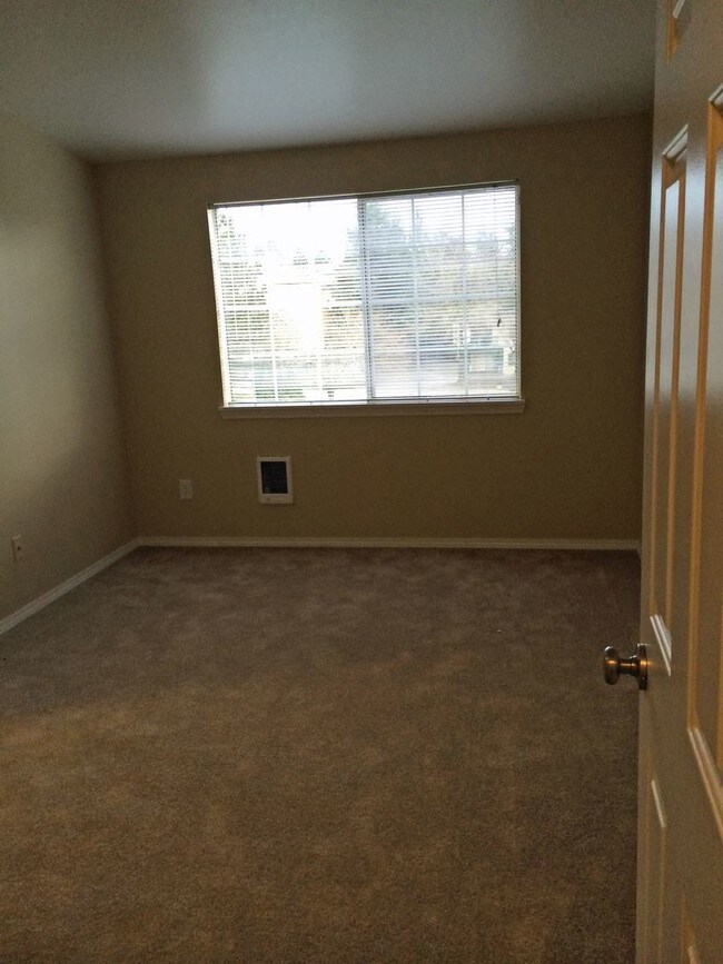 Building Photo - 2 br, 1 bath House - 22831 30th Avenue S #301