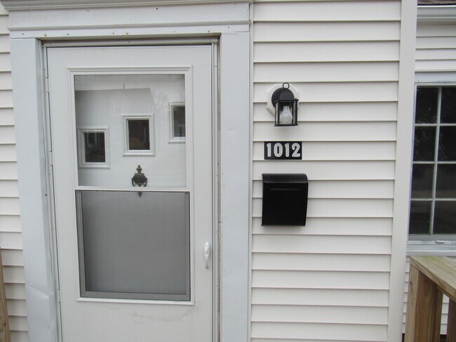 Foto del edificio - 1012 E Elmhurst Ave