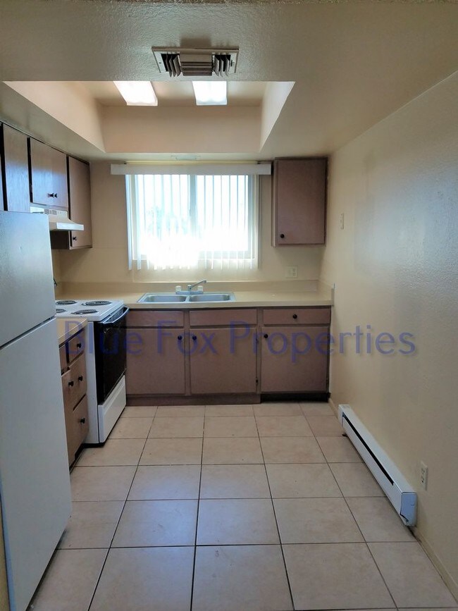 Building Photo - 330 E Corona Rd
