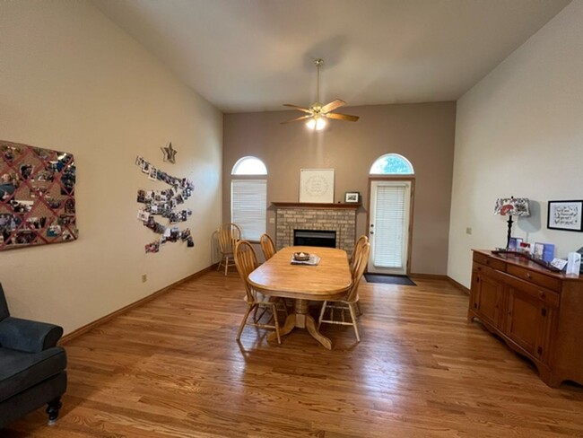 Building Photo - Beautiful 5 bedroom home in Northeast Colo...