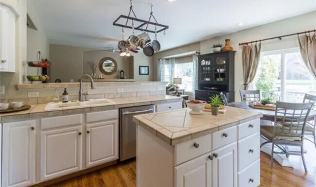 Building Photo - 1333 Lookout Springs Dr
