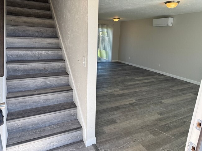 Building Photo - New 2 bed 1 1/2 bath duplex in Springfield!