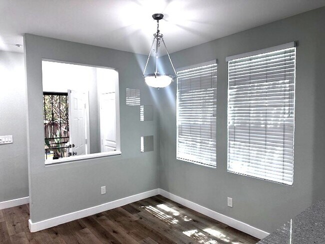 Building Photo - Very Nice Townhome!