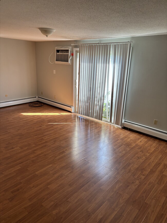 Large Living room - 109 English Village Rd