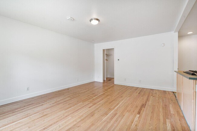 Building Photo - SE Woodward Duplex