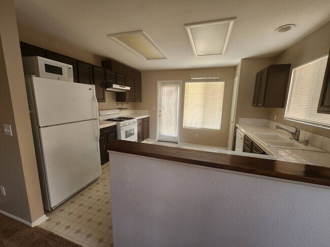 Building Photo - Don't Miss This Beautiful Desert Vista Home!
