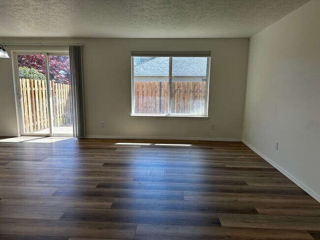 Building Photo - Two Bedroom Two Bath Duplex Newly Renovated