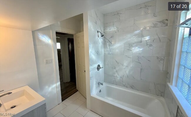 Building Photo - 825 Helmsdale Rd