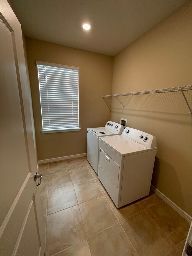 Building Photo - 5408 Log Grove Ln