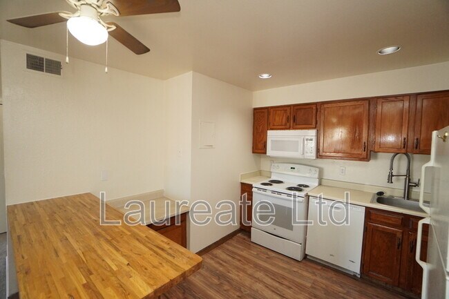 Foto del edificio - 4899 S Dudley St