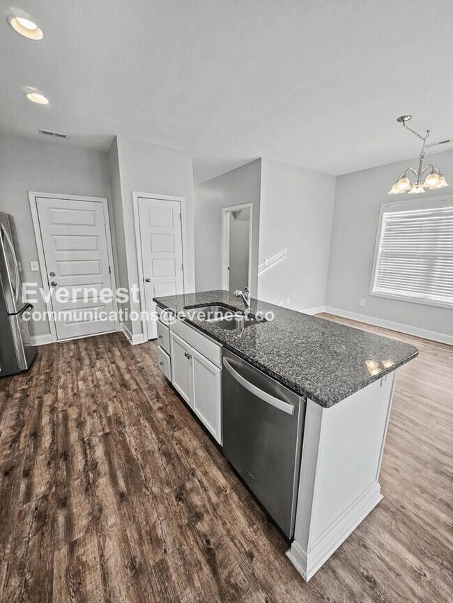 Foto del edificio - 3 Bed, 2.5 Bath Home with Attached Garage / Coming Soon!