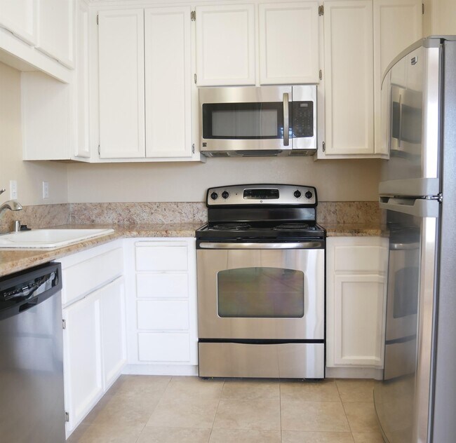 Foto del edificio - 5032 Lakeview Dr