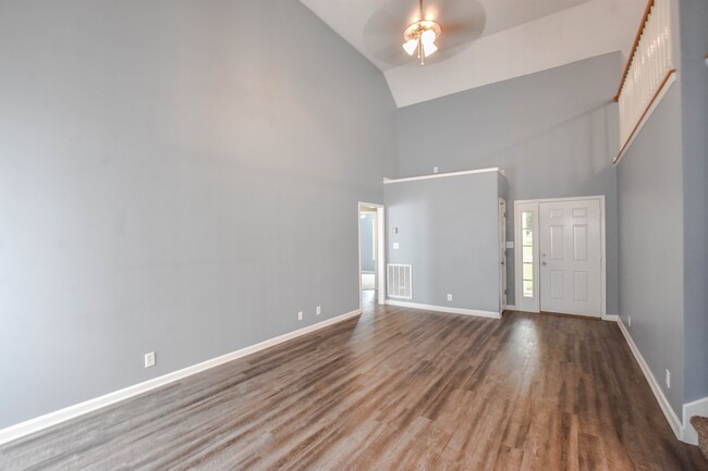 Building Photo - Pet Friendly Three Bedroom with Bonus in S...