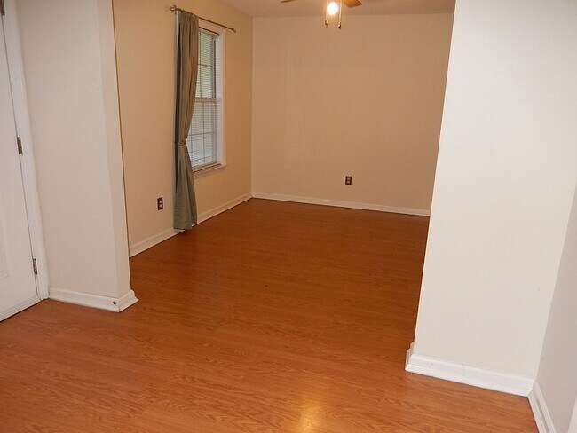 Foto del edificio - FABULOUS 3/2 w/ Huge Fenced Yard, Garage, ...