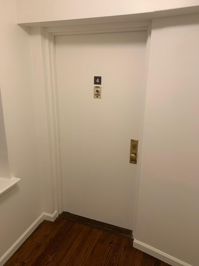 Entrance and mudroom big enough for bench and/or small storage closet - 189A W Kingsbridge Rd