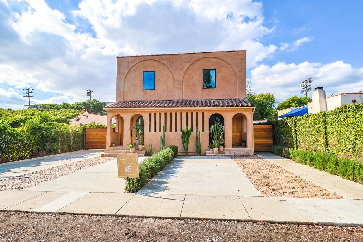 Primary Photo - Beautiful 4 Bed House!