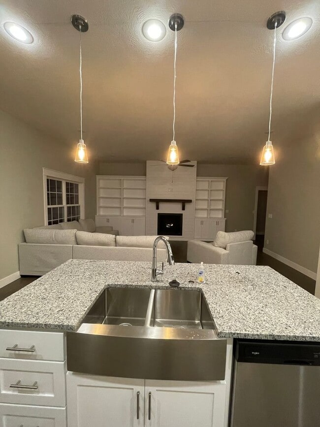 Building Photo - Gorgeous 4Bedroom House, on spacious 2 acres
