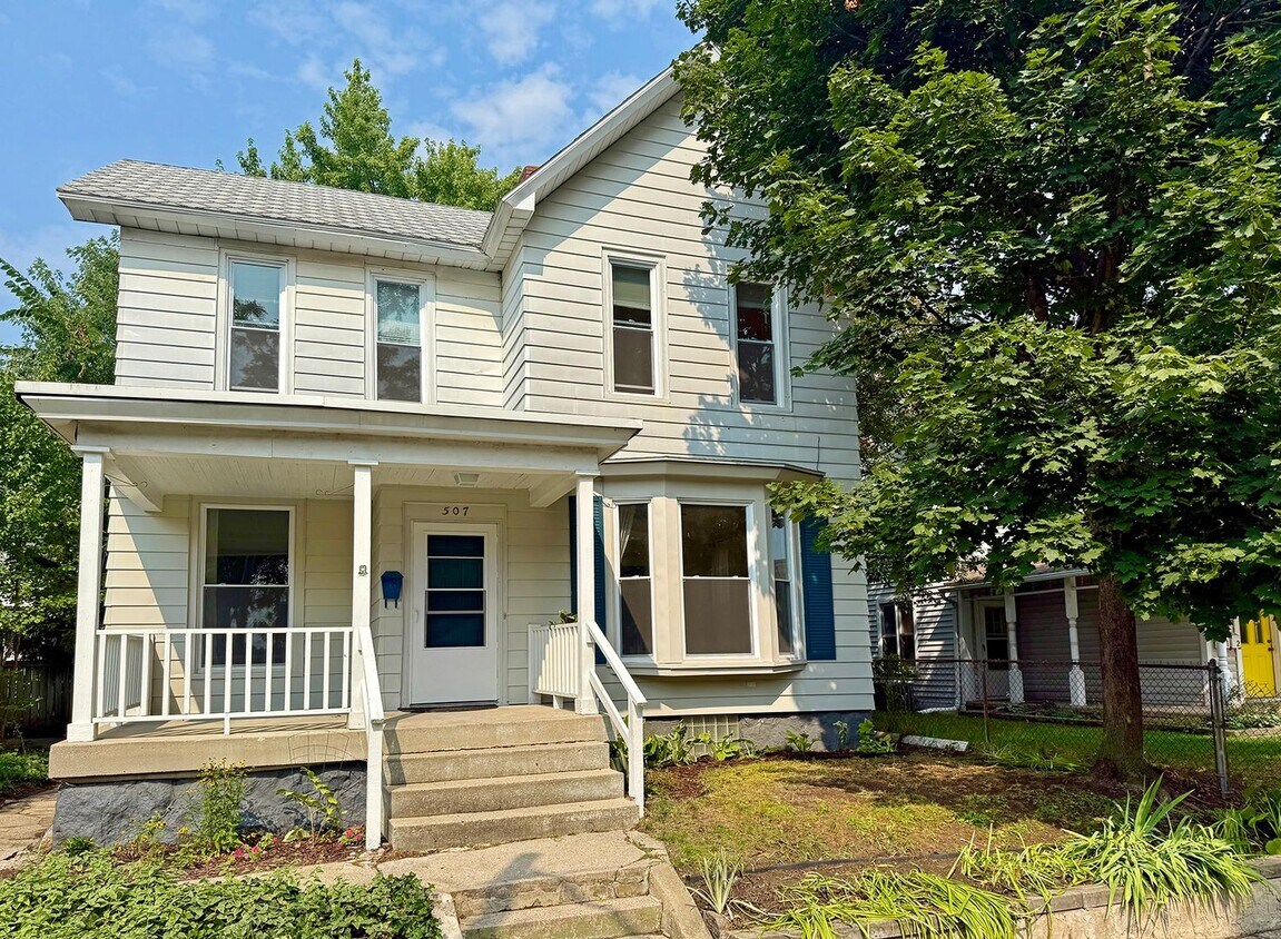Foto principal - Single Family Home Located Near Medical Mi...