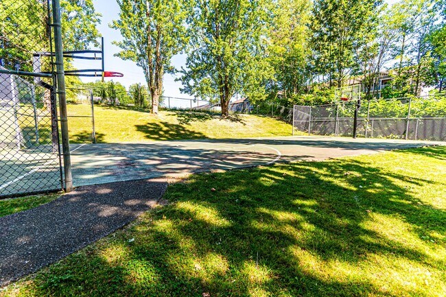 Building Photo - Spacious 2 Bedroom / 2 Bath with Gas Firep...