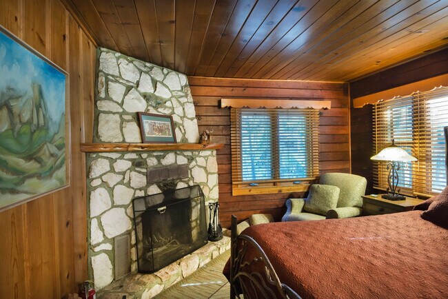 Foto del edificio - 8033 Sugarpine Pl