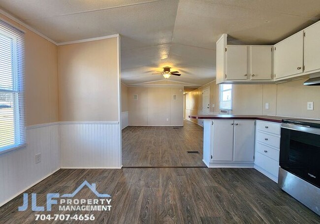 Building Photo - 3 Bed/2 Bath Mobile Home in Concord!