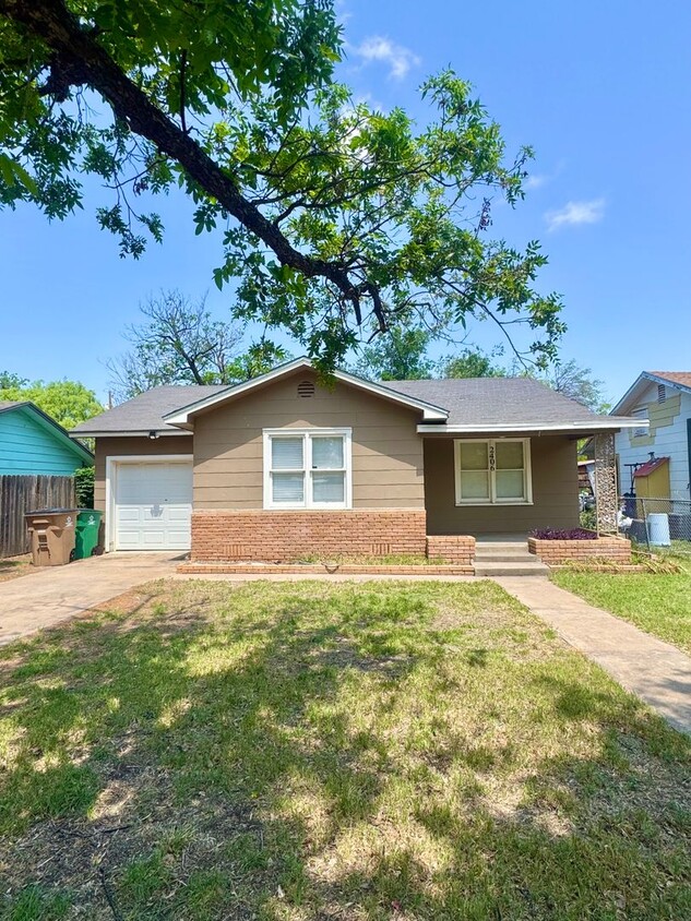 Foto principal - Coming Soon! Cozy 2-Bedroom Home w/ Fenced...