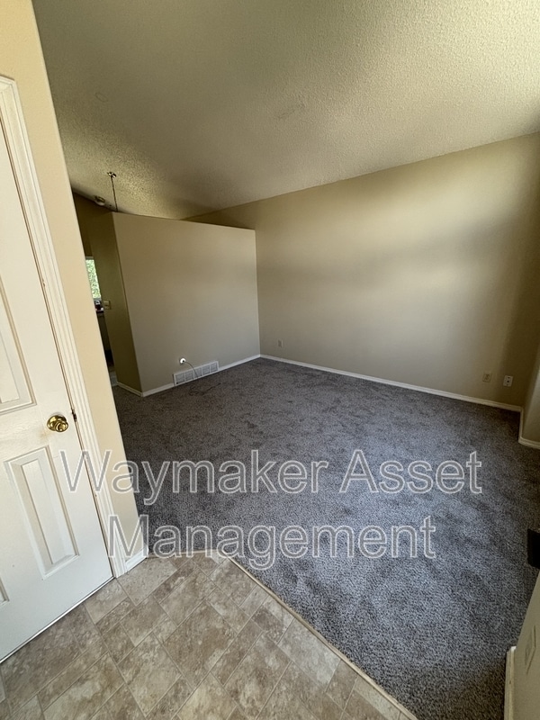 Building Photo - 5735 Grapevine Dr