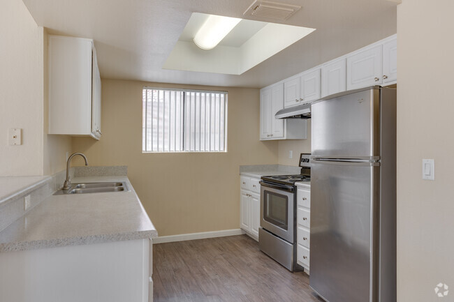 2BR, 1.5BA - 1,007SF - Kitchen - Copper Point