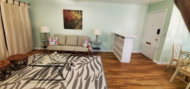 Foto del edificio - 885 N Village Dr