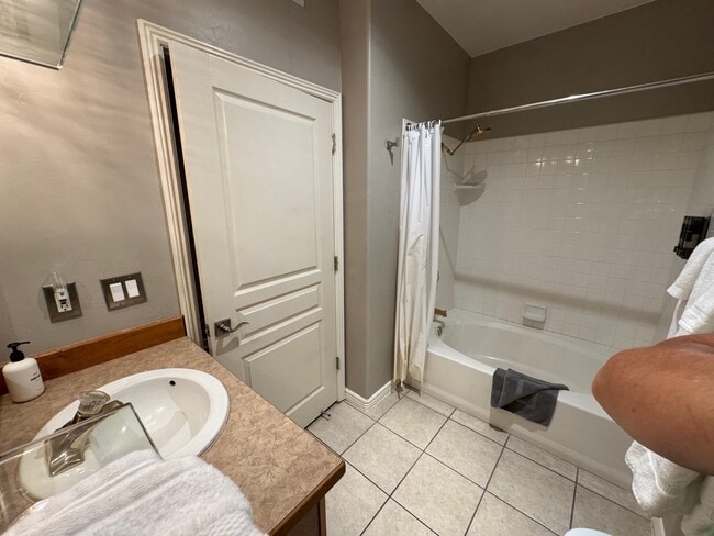 Building Photo - 405 Paradise Pky