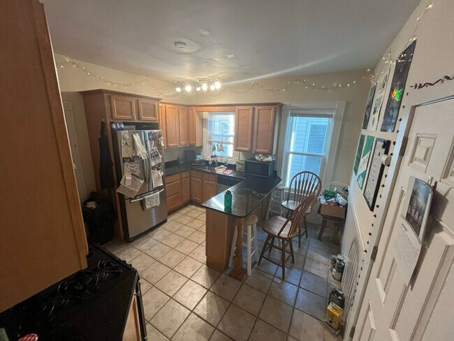 Building Photo - 4 Bedroom 6 min Walk from the Green Line