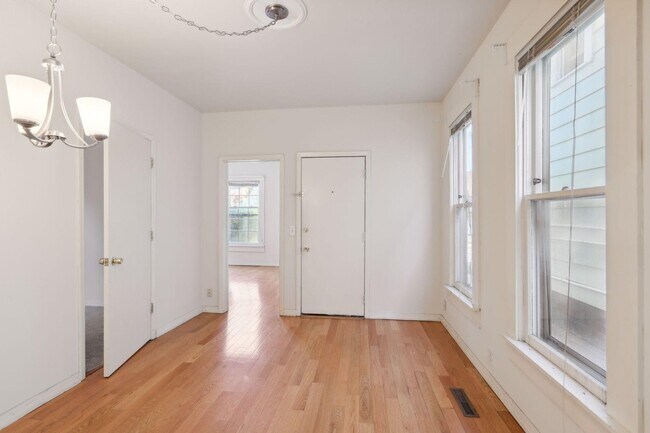 Foto del edificio - 340 16th Avenue Northeast, Unit 1 (Lower L...