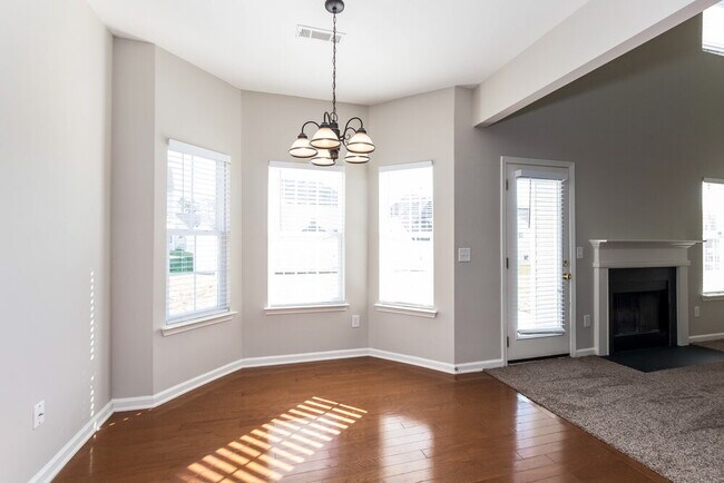 Foto del edificio - 8732 Hazelcroft Ln