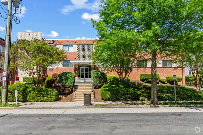 4465 Macarthur Blvd NW - Foxhall Terrace Apartments