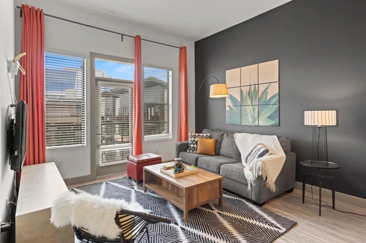 Foto principal - 555 N College Ave