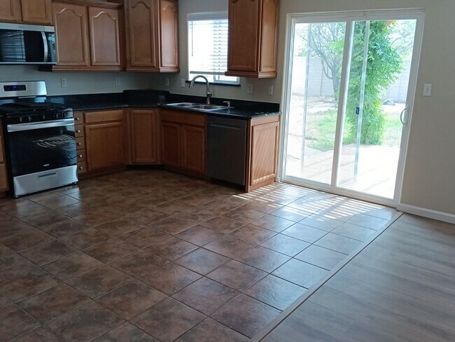 Building Photo - Stunning 4-bedroom, 2.5-bathroom home in R...