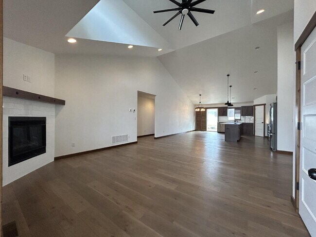 Foto del edificio - Luxury 4 Bed / 2 Bath Home on .84 Acres – 3 Car Garage – RV Parking