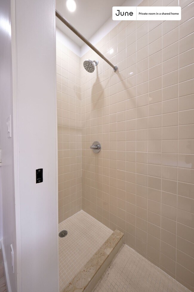 Foto del edificio - Room in Shared 4 bed/4 bath home