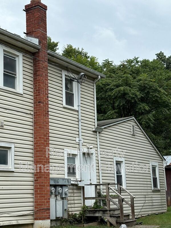 Foto del edificio - 386 Round Hill Rd