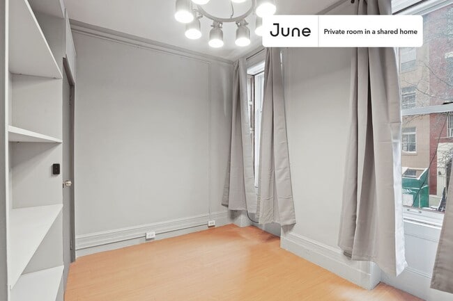 Building Photo - Room in Shared 4 bed/1 bath home