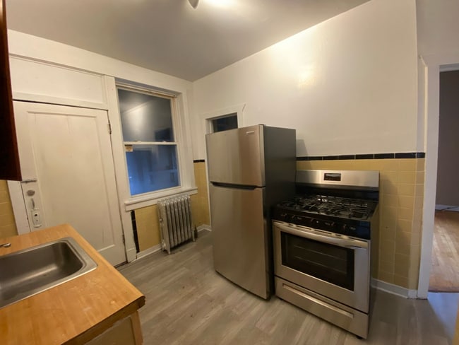 Kitchen - 4800 N Lawndale Ave