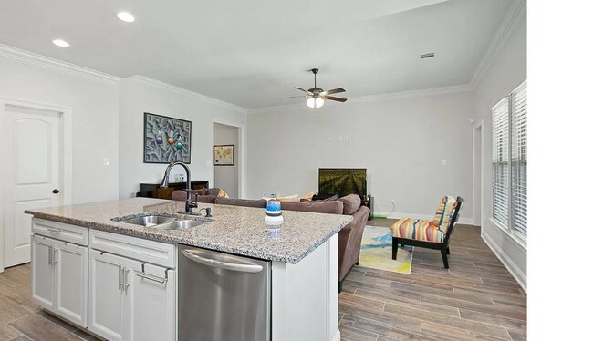 Building Photo - 525 Lake Breeze Dr
