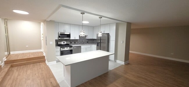 Foto del edificio - 8801 W Golf Rd