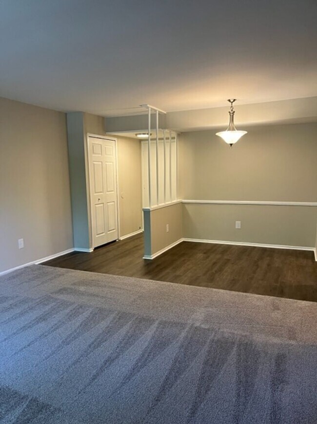 Building Photo - Charming, remodeled 2 bedroom/1 bath near ...